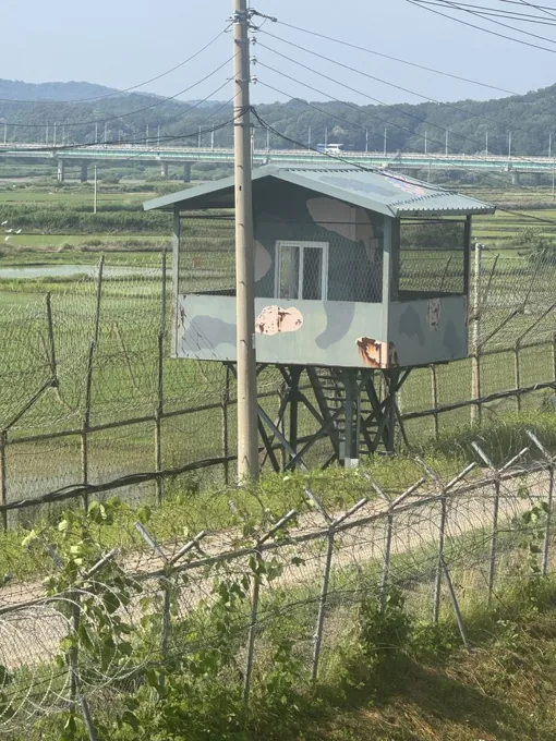 Un posto di guardia dietro il filo spinato lungo il confine