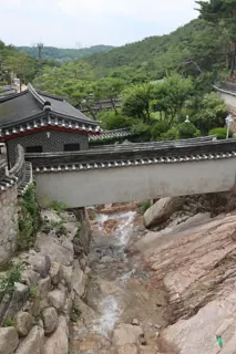 Il muro di un tempio che scende verso un torrente di montagna