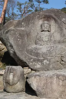 Un Buddha scolpito nella roccia del Bukhansan