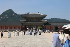 Il cortile del palazzo Gyeongbokgung, con i visitatori in hanbok