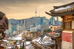 I tetti tradizionali e i grattacieli di Seoul con la Namsan Tower