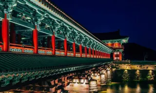 Un padiglione di Gyeongju illuminato e specchiato nell'acqua, di notte