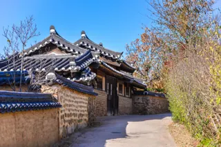 Un vicolo di un villaggio hanok in autunno